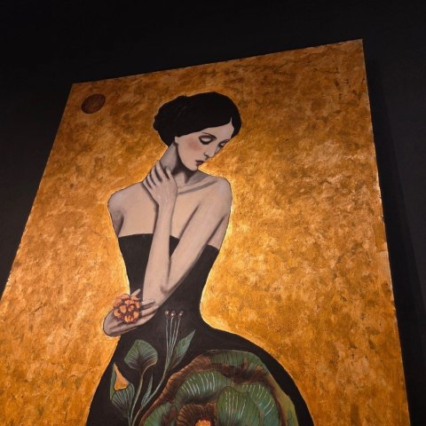 Obraz Ręcznie Malowany "Złoty Sen" - Elegancka Kobieta w Kwiatach [140x95]