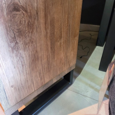 [K, defekt] Kredens Henders& Hazel Pavarotti