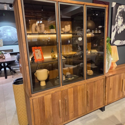 [K, R] Witryna/Kredens EVEREST 150 cm, 3 szklane drzwi LED, 3 pełne drzwi soft-closing, fornir z dymionego drzewa mango