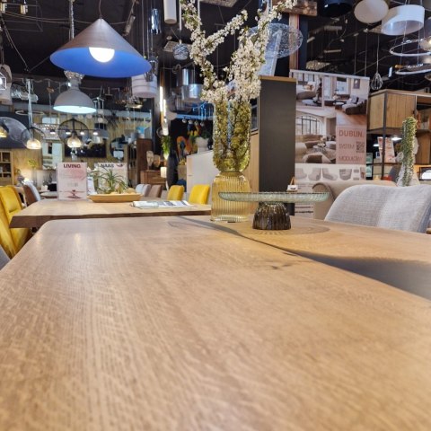 [R, od ręki] Stół MONOLIT - Lite drewno dębowe z żywicą i żywą krawędzią 150 x 90 cm