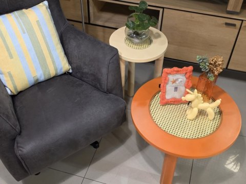 Stolik pomocniczy BARRY Ø35 cm - beżowy MDF, rattan, szkło, wys. 60 cm, COCO maison