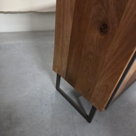 [K, defekt] Industrialna komoda TRAPANI 240 cm, fornir z mango 'smoked' na metalowej podstawie.