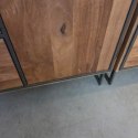 [K, defekt] Industrialna komoda TRAPANI 240 cm, fornir z mango 'smoked' na metalowej podstawie.