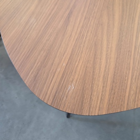 Zestaw Organicznych Stolików Kawowych PIATTO (Set 2 szt.) – Blat HPL Primo Laminato Walnut (Optyka Drewna Orzechowego)