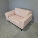 [od ręki] Nowoczesny Szeroki Fotel OASIS 1,5-osobowy Typu Loveseat – Strukturalna Plecionka – Czarne Nóżki – 135 x 90 cm
