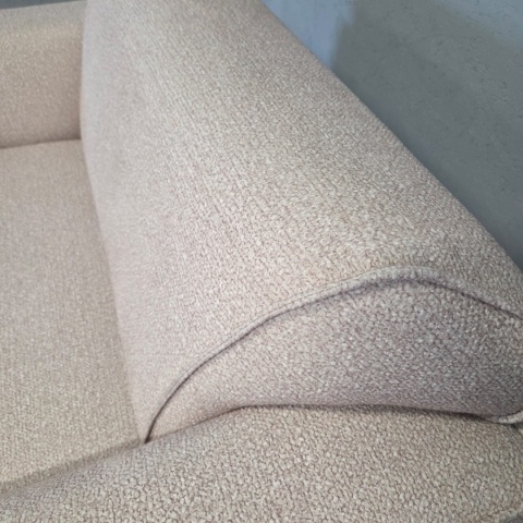 [od ręki] Nowoczesny Szeroki Fotel OASIS 1,5-osobowy Typu Loveseat – Strukturalna Plecionka – Czarne Nóżki – 135 x 90 cm