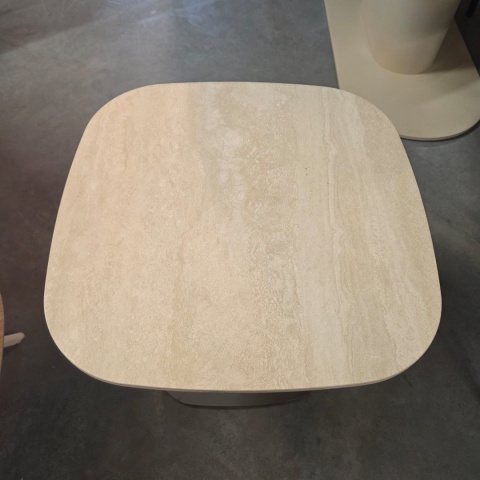 Kwadratowy Stolik Kawowy / Pomocniczy BRIANTO 50 x 50 cm – Blat z Ceramiki na MDF (Optyka Trawertynu) – Noga Kolumnowa Antracyt