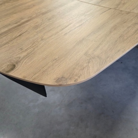[od ręki, defekt] Ekskluzywny Rozkładany Stół Ceramiczny LATTINA 200-300 cm – Blat Ceramic Oak Natural – Czarne Metalowe Nogi