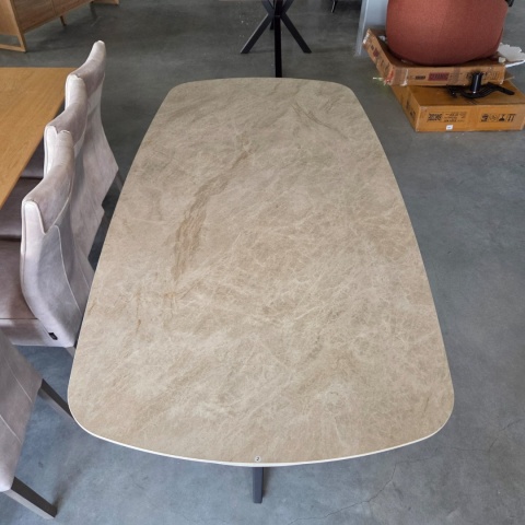 [od ręki, defekt] Rozkładany Stół Ceramiczny LATTINA 200-300 cm – Ceramic Marble Creme (Efekt Marmuru) – Czarne Metalowe Nogi