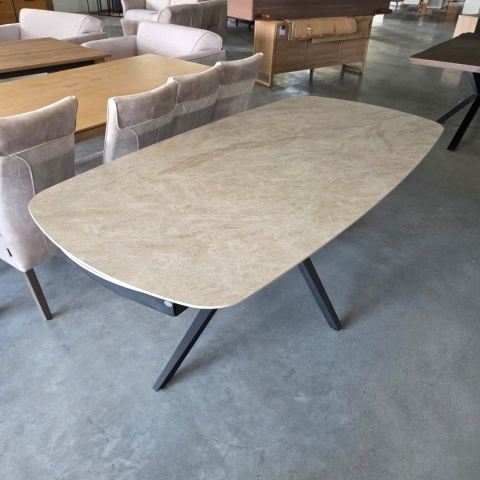 [fabrycznie nowy] Rozkładany Stół Ceramiczny LATTINA 200-300 cm – Ceramic Marble Creme (Efekt Marmuru) – Czarne Metalowe Nogi