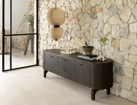 Szafka RTV RAVELLO 160 cm - Naturalny Fornir Dębowy Basalt - Ryflowane Pionowe Lamele - System Soft-Close - Oświetlenie LED