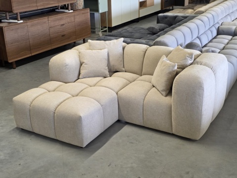 Narożnik w kształcie litery L VEGA LOUNGE Studio (191 x 160 cm) – beżowa tkanina strukturalna, obły design
