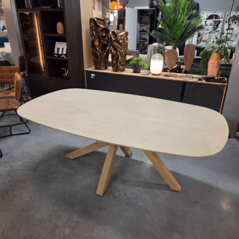 [od ręki] Stół do jadalni Himalaya 210 x 120 cm – owalny blat ceramiczny, dębowa podstawa (Henders & Hazel)