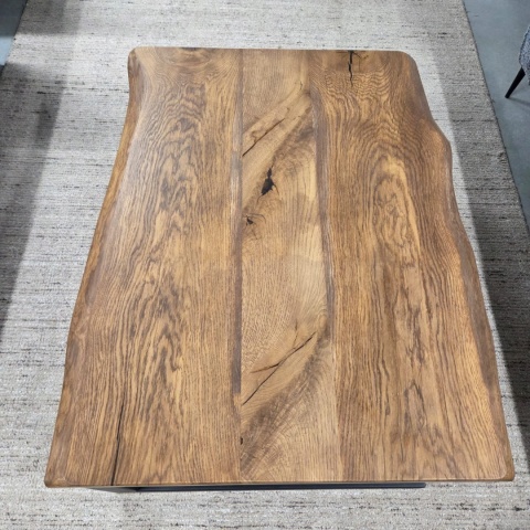 Stolik kawowy RAW OAK 110 x 85 cm – lity dąb, blat 5 cm, lakierowany, czarna stalowa podstawa