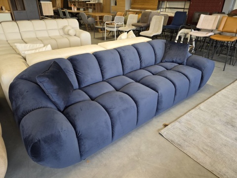 Sofa 4-osobowa MIRA LOUNGE (265 cm) – welur Opera Deep Blue, łagodny profil
