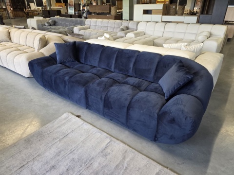 Sofa 4-osobowa MIRA LOUNGE (265 cm) – welur Opera Deep Blue, łagodny profil