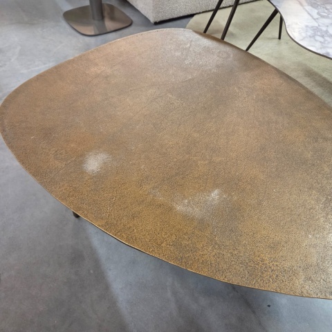 [defekt] Stolik Kawowy DORVAL 105x82 cm (Organiczny Kształt, Ręcznie Wykończony Metal Antique Gold) - Henders & Hazel