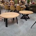Stolik kawowy OAKLINE (Średnica 90 cm) – lity dąb 4 cm, skośne nogi czarne (Standard 4-Leg)