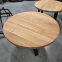 Stolik kawowy OAKLINE (Średnica 90 cm) – lity dąb 4 cm, skośne nogi czarne (Standard 4-Leg)