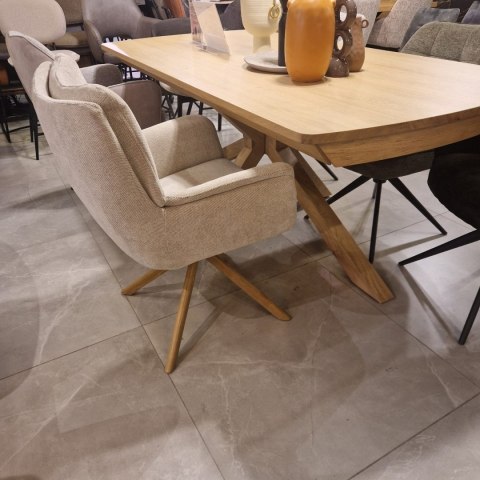 [na zamówienie] Krzesło do jadalni z podłokietnikami JUNA H&H - funkcja relax, noga lity dąb, obrót 360° , tkanina Livigno