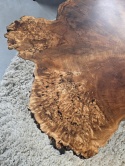 Duży stolik kawowy z plastra/ plaster czeczoty topoli– lita czeczota, czarna stal | NATURA