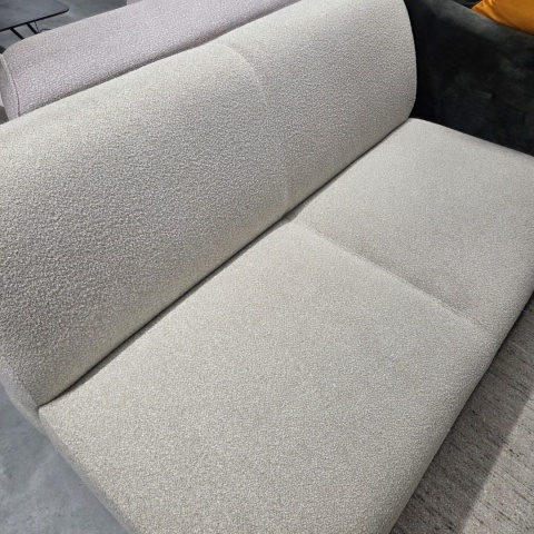 [od ręki] Sofa dwuosobowa XOOON MERANO (165 cm) – obła konstrukcja, tkanina bouclé Luton Cream