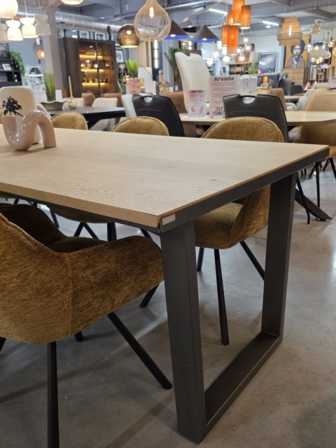 [od ręki] Stół jadalniany prostokątny XOOON FANEUR 230 × 100 cm – fornir dębowy naturel, czarna metalowa rama