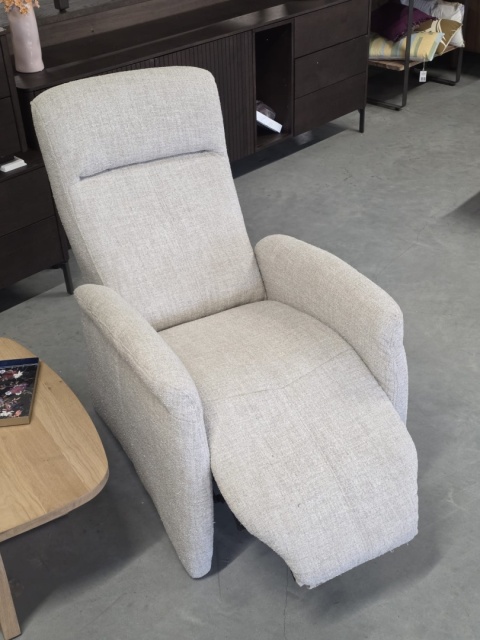 [od ręki]Fotel wypoczynkowy z manualną funkcją relax HENDERS & HAZEL NUVOLA – tkanina Luton (bouclé), kolor Kiezel (Pebble)