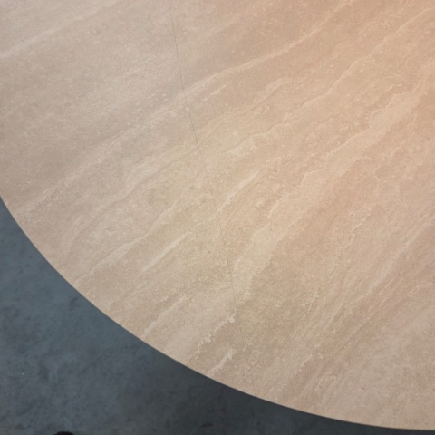 [defekt] Owalny Stół BRIANTO 210 x 100 cm - Blat z Ceramiki na MDF (Optyka Trawertynu) - Metalowa Noga Kolumnowa Crème