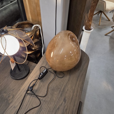 [od ręki] Lampa stołowa COCOmaison ABBY 33 cm - szklana, jasnobrązowa ze złotą podstawą, ściemniana
