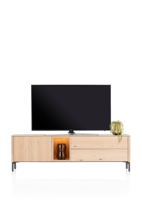 [na zamówienie] Lowboard / szafka RTV XOOON TRENTON – dębowy furnir, front z lameli i grafitowa podstawa (szerokość 182 cm)